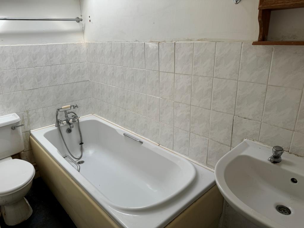 Lot: 118 - TOWN CENTRE FLAT FOR IMPROVEMENT WITH PARKING - View of the bathroom